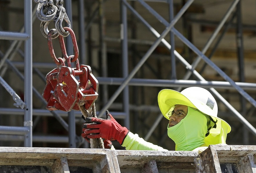 El mercado laboral de EUA acelera en agosto, pero queda por debajo de lo esperado por los analistas. Foto AP/Alan Diaz