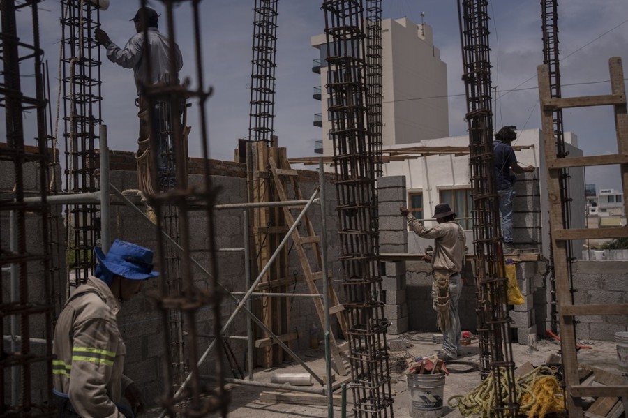 En el acumulado de los primeros ocho meses del año se tuvo registro de la adición de 365 mil 449 empleos, una cantidad 41.4% inferior a la reportada para el lapso enero-agosto de 2023. Foto AP/Felix Marquez