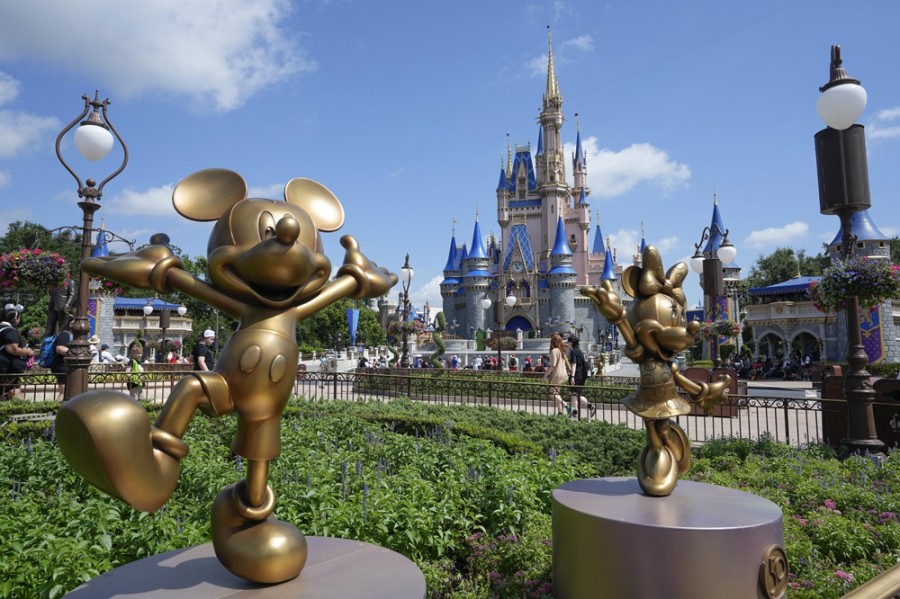 Hugh Johnston, el director financiero de la empresa, anunció el cambio en un memorando interno esta semana, en el que dijo que la mayoría de los negocios de Disney dejarían de usar el servicio a finales de este año. Foto AP/John Raoux