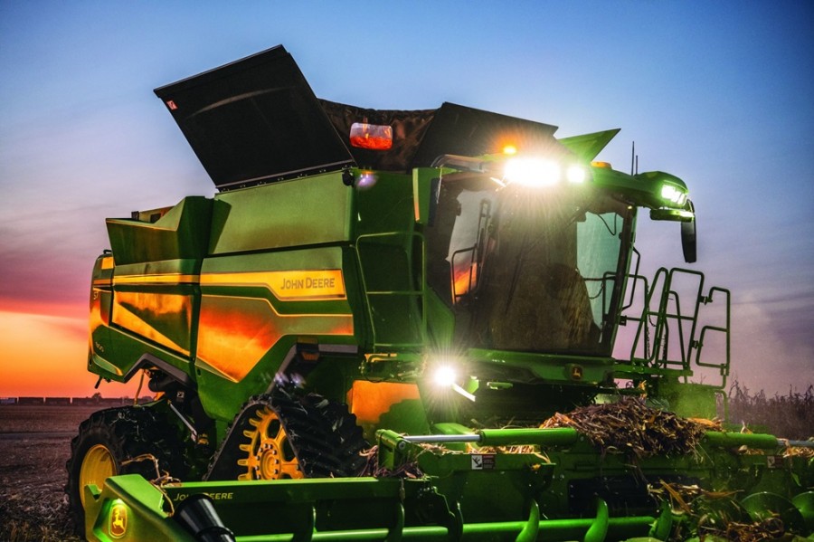 El anuncio de la compañía, hecho en junio, representa un daño para los agricultores estadounidenses y la industria en general, consideró Trump. Foto John Deere