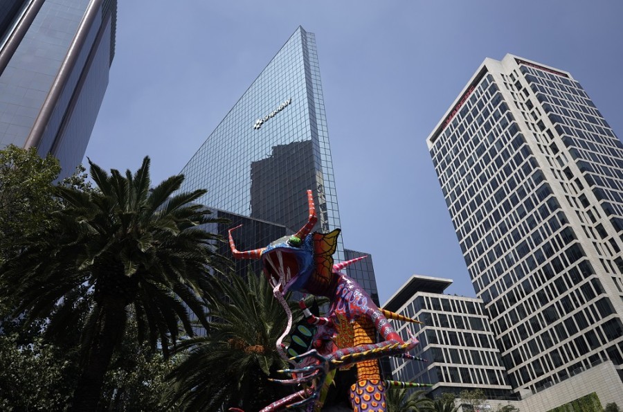 Si bien la calificadora, con sede en Nueva York, ve poco posible un cambio en la nota soberana de México, sí advirtió un panorama complejo para el gobierno de la presidenta electa Claudia Sheinbaum. Foto: AP/ Eduardo Verdugo