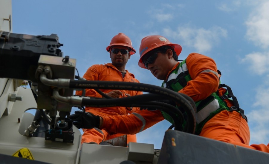 Al inicio del sexenio del aún mandatario, la petrolera estatal pagaba un impuesto de 65%, mientras que para este año dicha tasa se redujo a 30%. Foto archivo