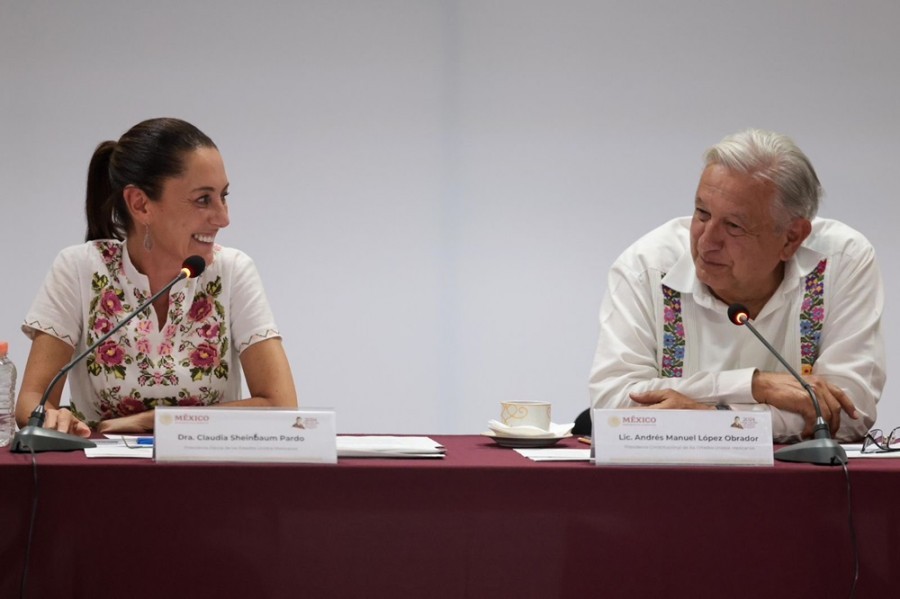 Andrés Manuel López Obrador le heredará a Claudia Sheinbaum una economía con fundamentales sólidos, pero con bajo crecimiento y finanzas más comprometidas. Foto X/Claudiashein