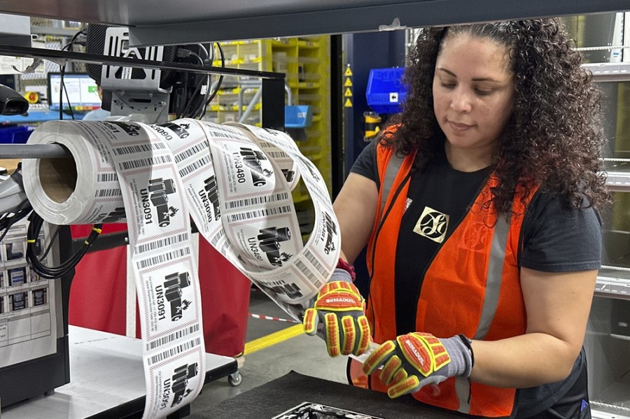 Una trabajadora de Amazon en EUA etiqueta productos para envíos de esa compañía. Foto AP/Ted Shaffrey