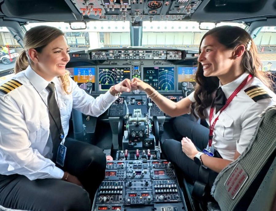 La aerolínea dijo que sostuvo reuniones productivas con los representantes de los pilotos y con las autoridades del gobierno federal en materia laboral, en relación con el proceso de revisión del contrato colectivo de trabajo. Foto Facebook/AeromexicoMX