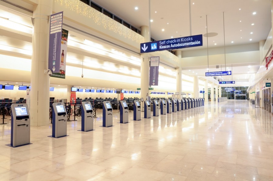 Por terminal, Cancún--el más importante de los aeropuertos operados por Asur-- registró un descenso de 12.5% en su número de viajeros. Foto archivo