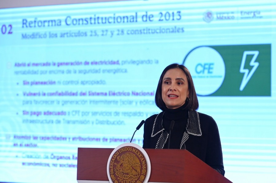 El gobierno defendió la importancia de reformar la Constitución para considerar a Pemex y a CFE empresas públicas. Foto de Presidencia