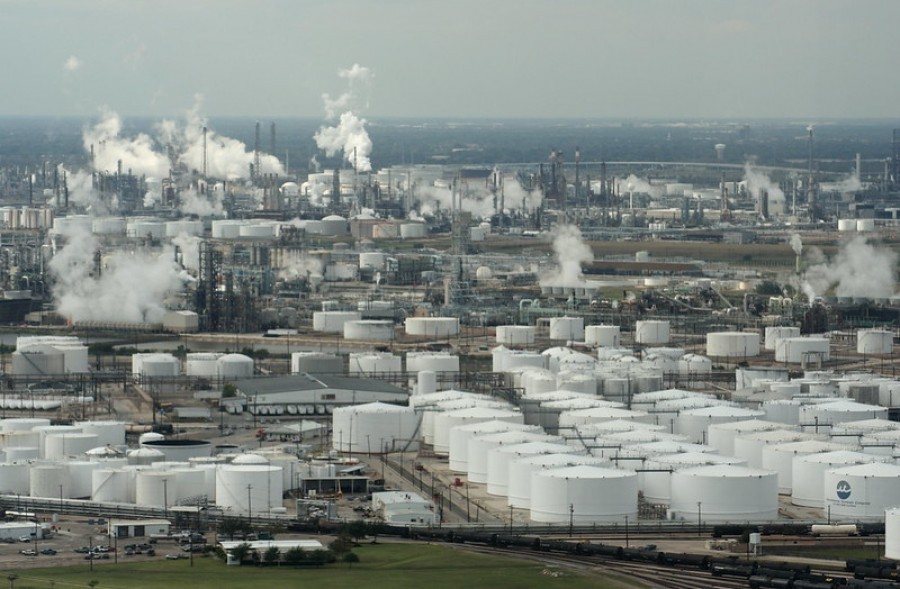 Los trabajadores exigieron una indemnización de un millón de dólares a la petrolera, de acuerdo con la demanda. Foto AP