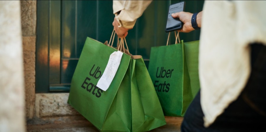 La compañía dijo que es imposible financiar un esquema tradicional de seguridad social para conductores o repartidores porque el 70% de ellos laboran menos de 10 horas a la semana. Foto Uber México