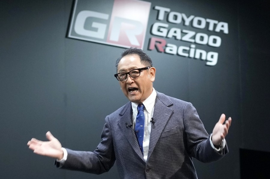 El presidente ejecutivo de Toyota Motor, Akio Toyoda, pronuncia un discurso en el escenario del Salón del Automóvil de Tokio el viernes 13 de enero de 2023. Foto AP/Eugene Hoshiko