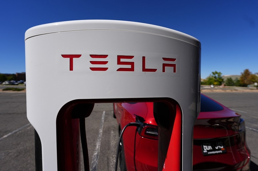 Tesla eleva sus ganancias del tercer trimestre favorecida por mayores ventas. Foto AP/David Zalubowski