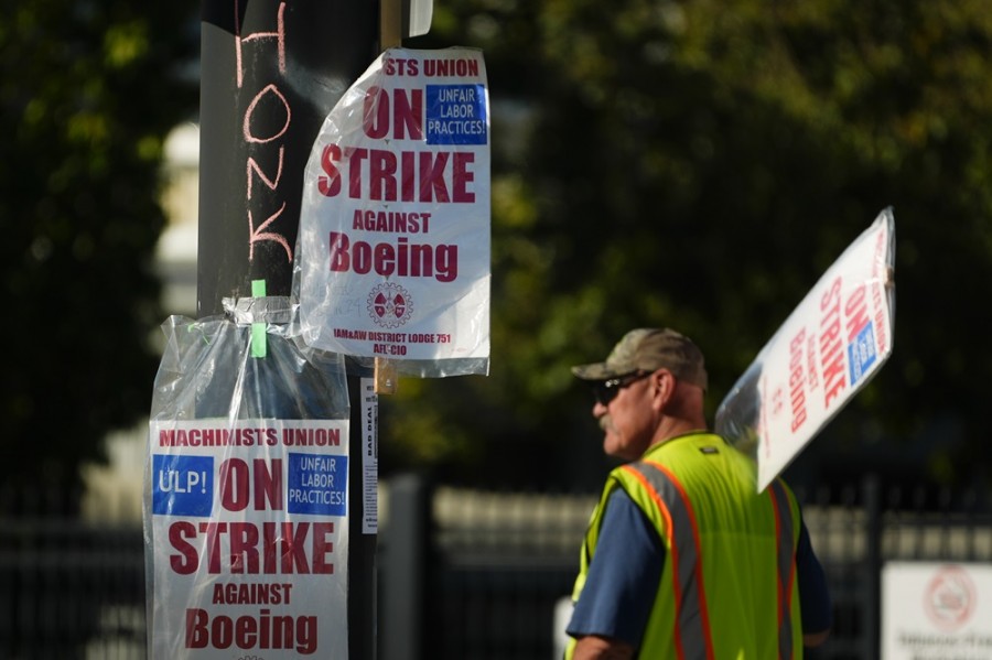 Los trabajadores votaron a favor de un contrato colectivo de trabajo que ofrece un aumento salarial del 38% durante los próximos cuatro años para 33 mil maquinistas del noroeste del Pacífico que construyen la mayoría de los aviones de Boeing. Foto AP/Lindsey Wasson