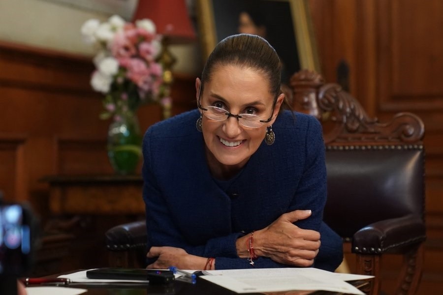 La presidenta de México habla por teléfono con Trump, el presidente electo de EUA. Foto tomada de la cuenta de X de la mandataria