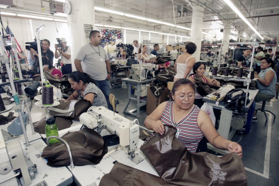 Los trabajadores de la confección realizan sus trabajos en American Apparel en EUA. Foto AP/Ric Francis