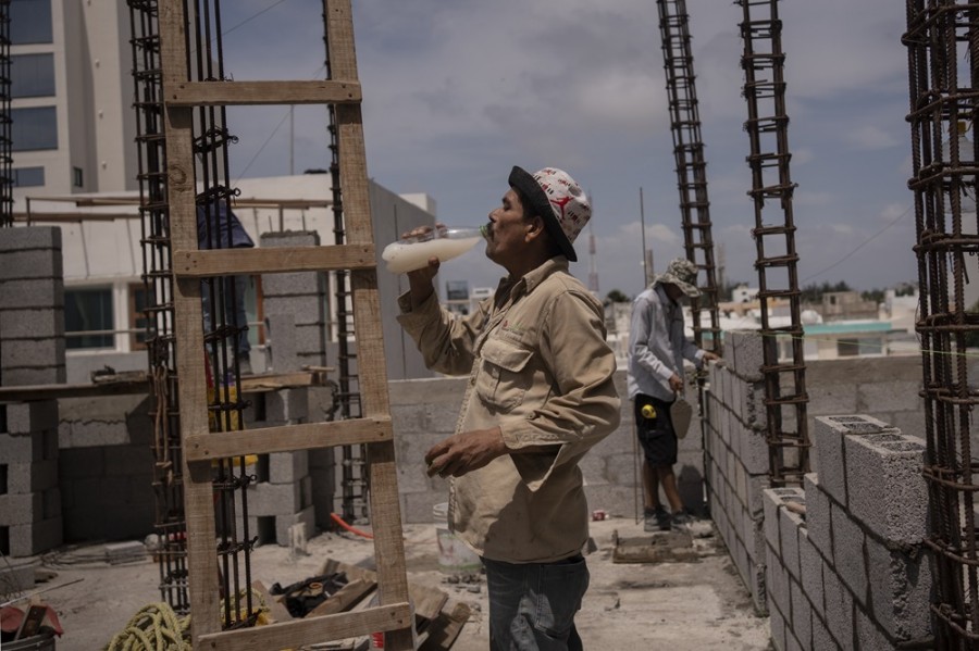 La tasa de desempleo en México alcanza un nuevo mínimo histórico de 2.5% en octubre. Foto AP/Felix Marquez