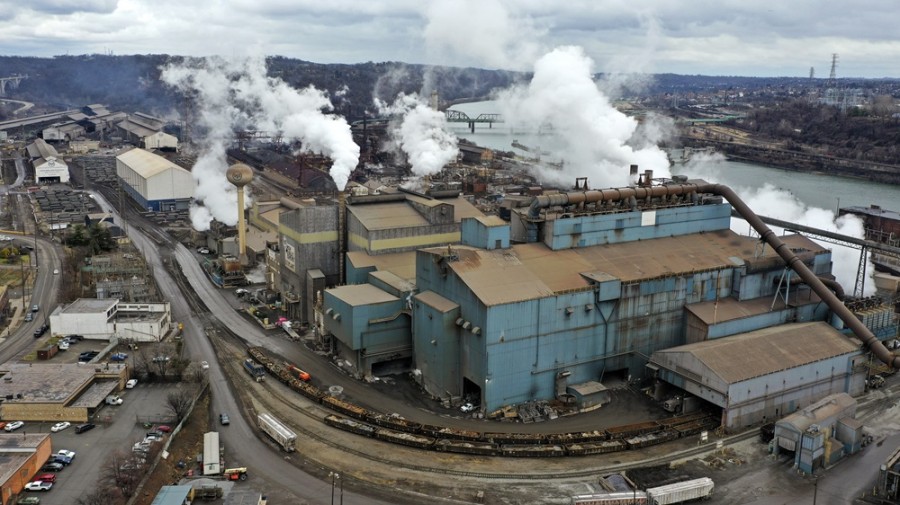 Una vista de la fábrica de acero Edgar Thomson en Braddock, Pa. Foto AP/Gene J. Puskar