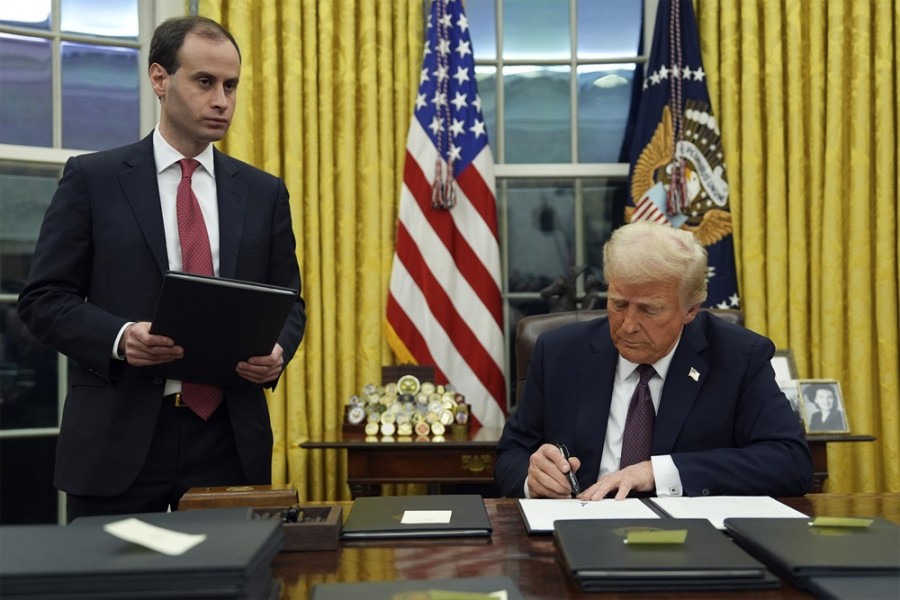 Donald Trump firma una orden ejecutiva para crear el Departamento de Eficiencia Gubernamental en la Oficina Oval de la Casa Blanca, el lunes 20 de enero. Foto AP/Evan Vucci