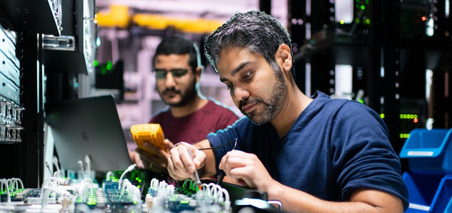 El mandatario atribuyó la decisión del fabricante del iPhone a que no desea enfrentar los efectos de la aplicación de los aranceles a las exportaciones provenientes de México, que podrían entrar en vigor a partir de marzo. Foto Apple