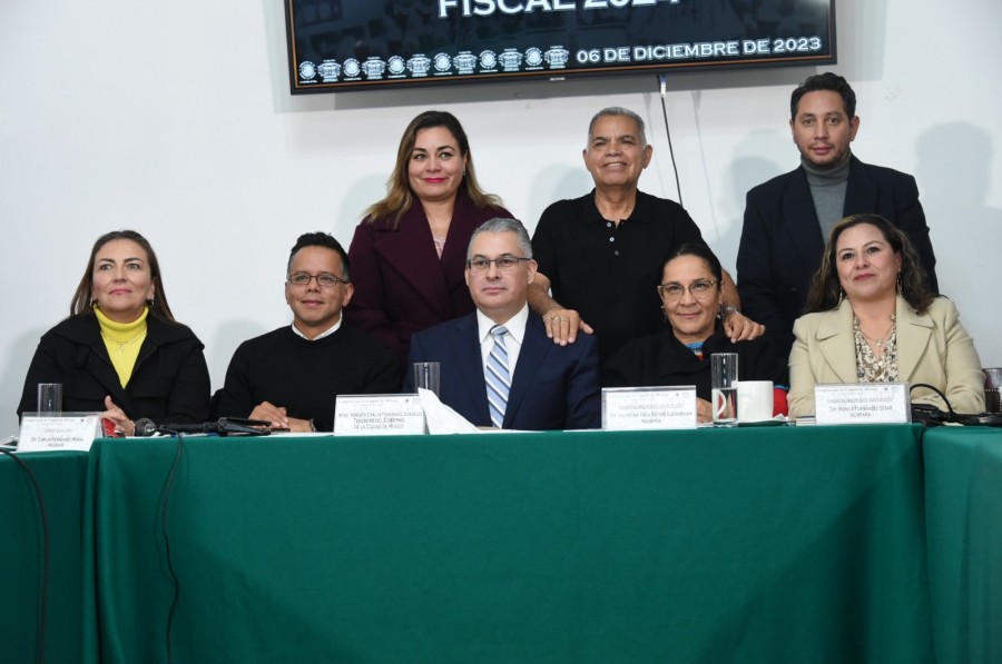 Roberto Carlos Fernández (al centro) durante una comparecencia en el Congreso de la Ciudad de México en 2023. Foto Congreso CDMX